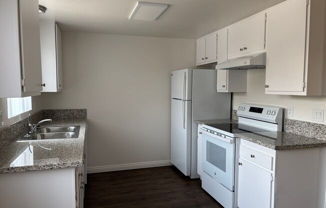 2 beds, 1 bath, $2,150, Unit 24