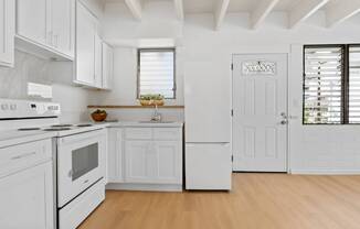 Kahakai Apartments Unit 20 kitchen appliances