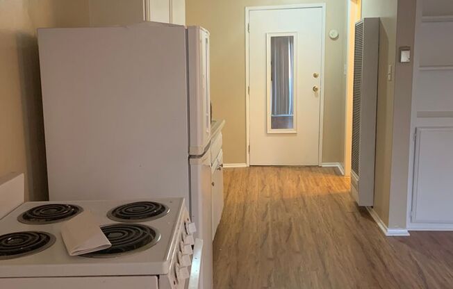 Studio, 1 bath, 450 sqft, $1,395, Unit 301