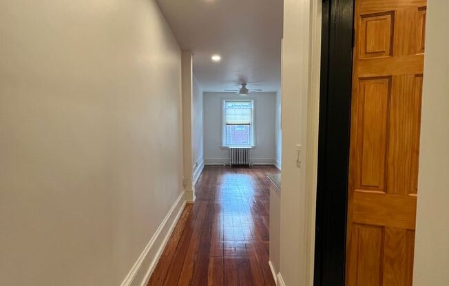 Bright One Bedroom Apartment in Washington Square West!