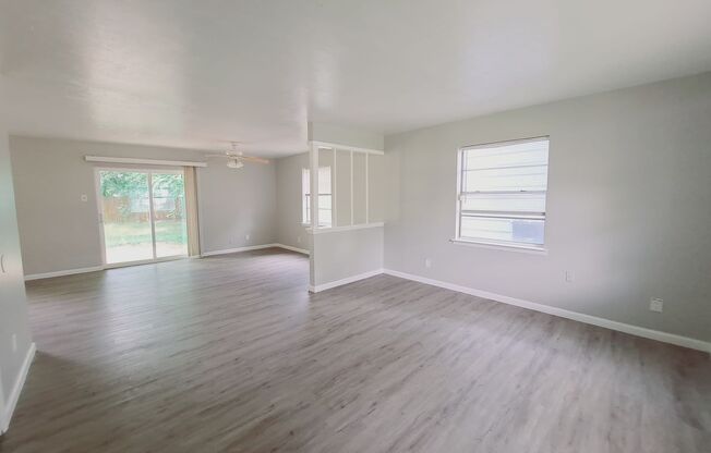 2-Story 4/2/2 with 2 Living areas and Computer Room in Lancaster!