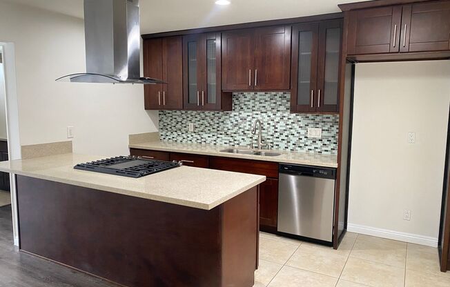 2210 Vanderbilt Ln