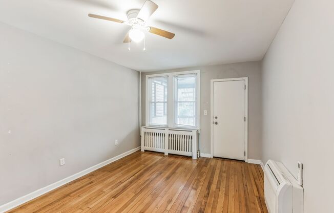 Wonderful! 2BR/1bth home in Columbia Heights. Nice Yard & Parking!!!