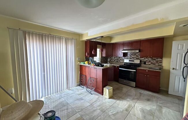 3B1B House with Huge Deck near Sports Complex Available Now