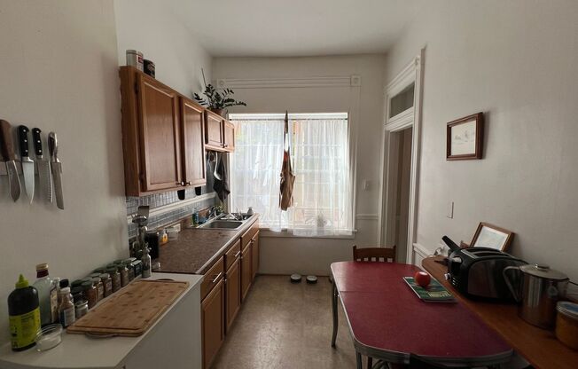 2 beds, 1 bath, $1,550, Unit Lower Flat