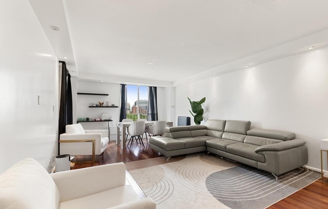 2 beds, 2 baths, 1,300 sqft, $4,500, Unit 924