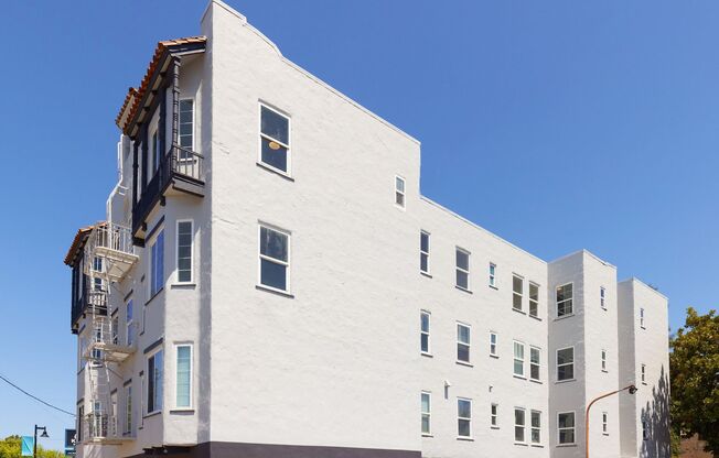 Studio, 1 bath, 300 sqft, $1,912, Unit 103