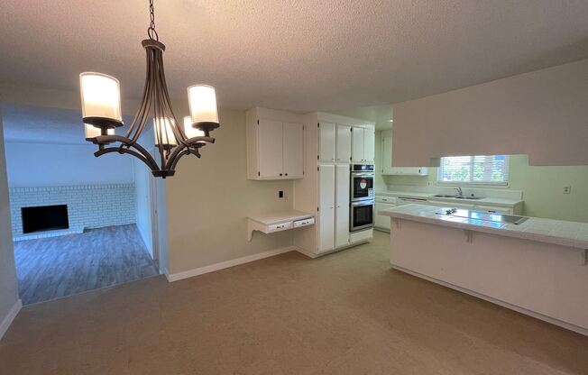 806 Foothill Dr