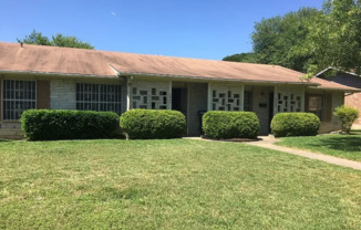 **MOVE-IN SPECIAL!** COMING SOON! 2 Bedroom / 1 Bath Home South Side Lions Park!