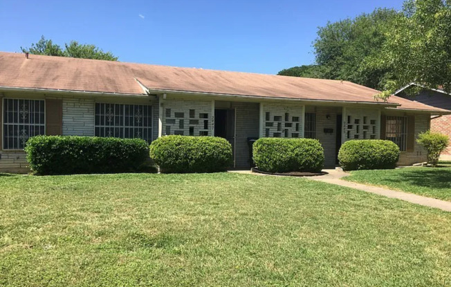**MOVE-IN SPECIAL!** COMING SOON! 2 Bedroom / 1 Bath Home South Side Lions Park!
