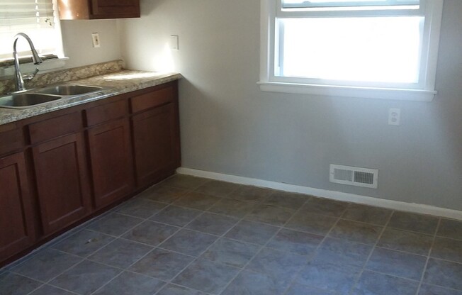 3 beds, 1 bath, 1,033 sqft, $875