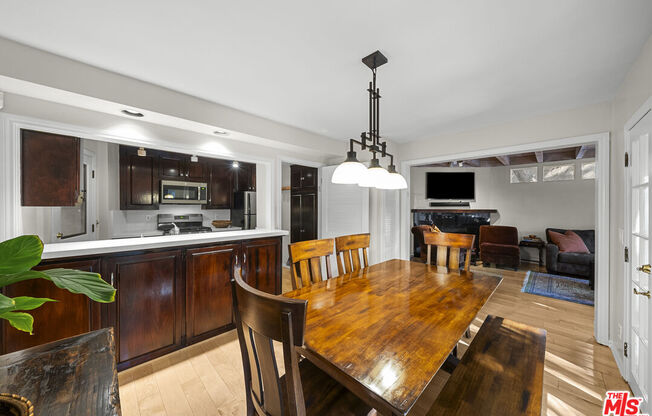 2377 N BEVERLY GLN BLVD