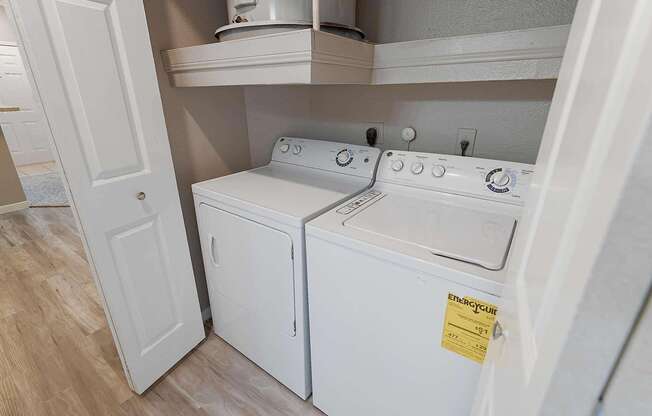 2 beds, 1 bath, 912 sqft, $1,516