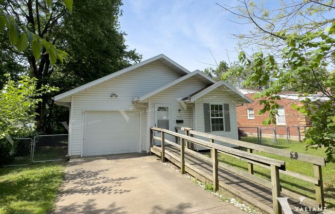 Charming Ranch-Style 2-Bedroom, 1-Bathroom Home in Westside Neighborhood