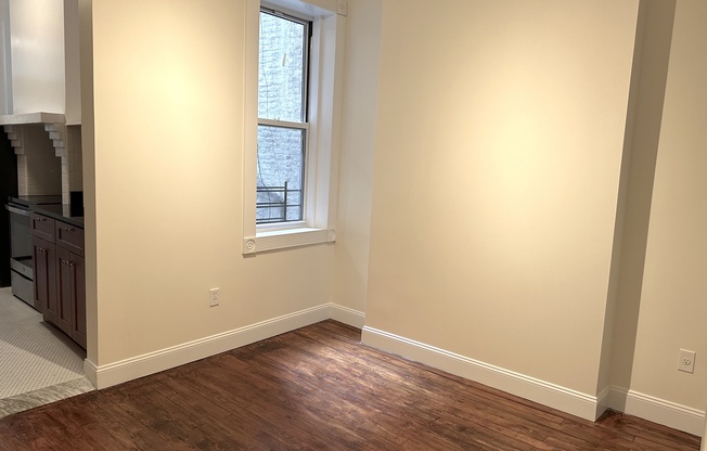 459 W 35 ST