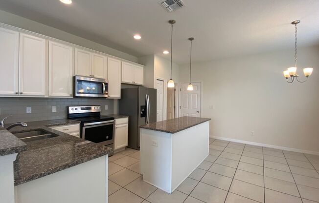 3BD/2.5BA Town Home in Sawgrass Landing In Orlando!