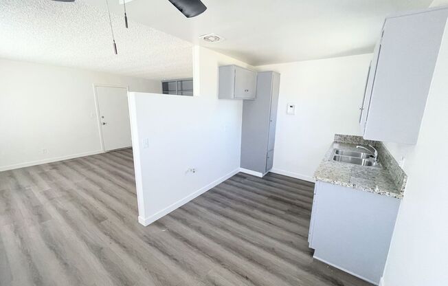 2bd/1ba with parking! Adjacent to Lawndale, Inglewood, and 15 min drive to DTLA