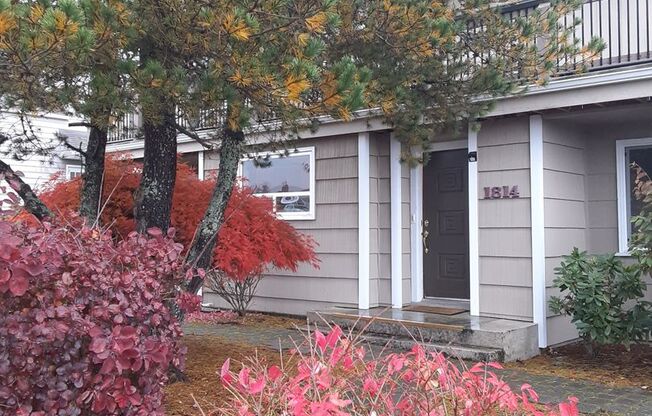 Spacious Lower Level Unit In Beautiful Manette