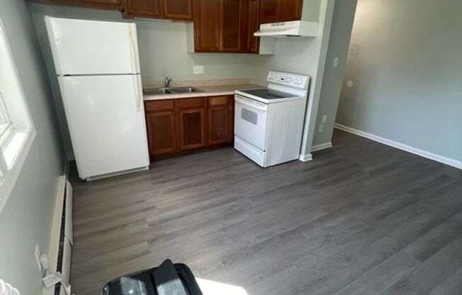 2 beds, 1 bath, $795, Unit 16