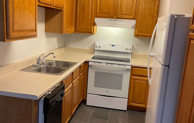 2 beds, 1 bath, $1,500, Unit 246 D2