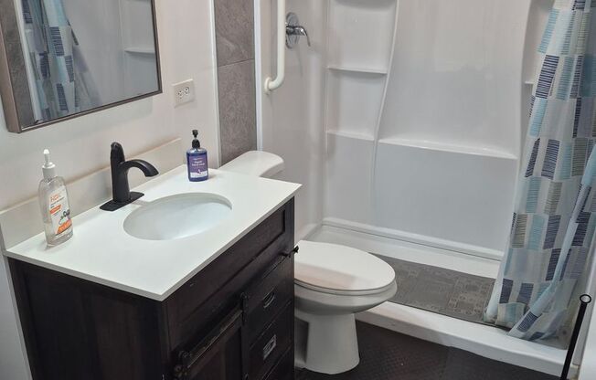 Private Bedroom for Rent in Single-Family Home – Utilities Included