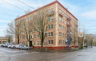Charming Goose Hollow Condo – Hardwood Floors, High Ceilings, Prime Location