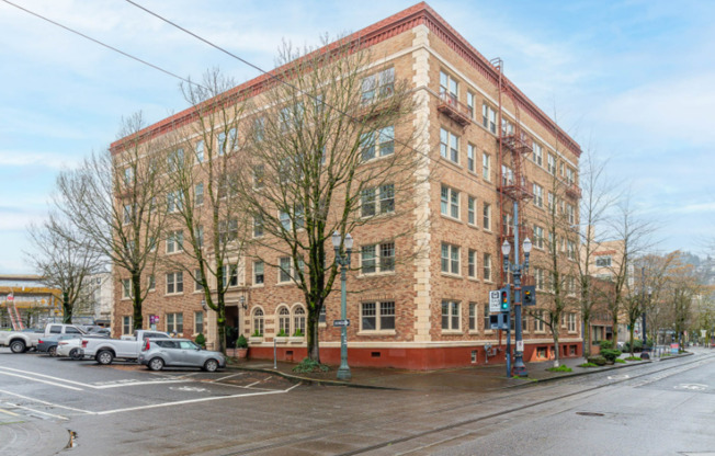 Charming Goose Hollow Condo – Hardwood Floors, High Ceilings, Prime Location