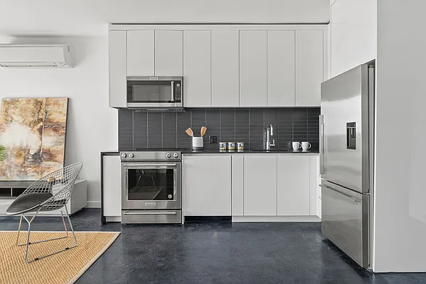 2 beds, 1 bath, $3,550, Unit 3B