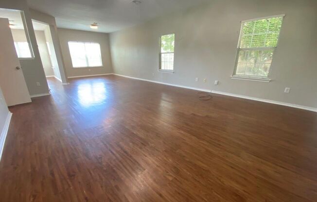 Wonderful open floor plan with TONS of room!!