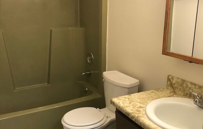 1 bed, 1 bath, $700, Unit 09