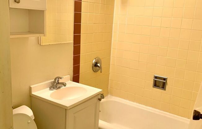 Studio, 1 bath, 302 sqft, $1,100, Unit 104