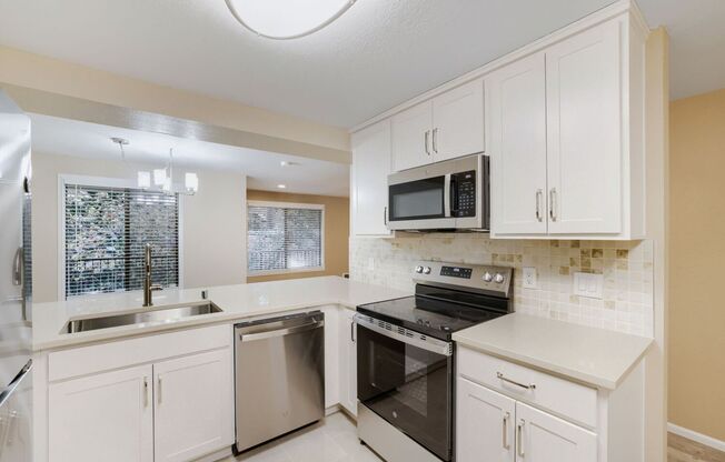 Spacious 3 Bed 2 Bath Kirkland Condo w/ Community Pool and Sauna!
