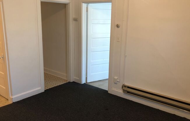 1 bed, 1 bath, $640, Unit R