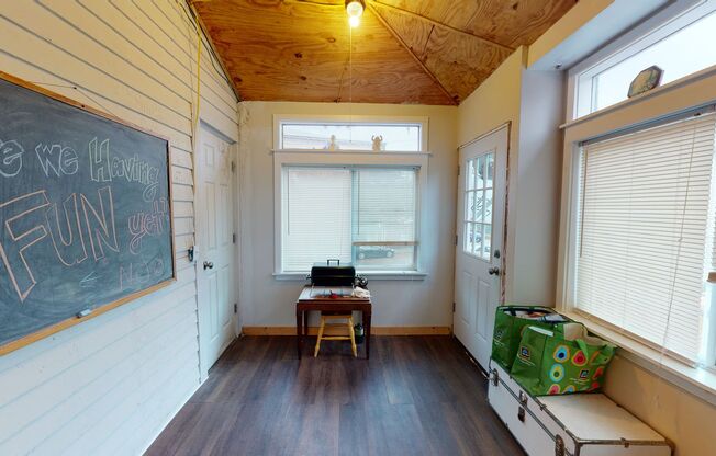 Charming 1BR + Bonus Sunroom - Near Yale, AC & Heat and Electricity Included