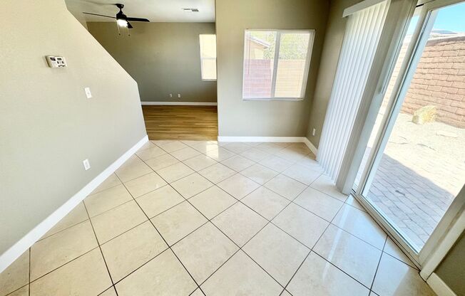 STUNNING 2-STORY 4 BEDROOM/ 2 FULL BATH PLUS 1/2 BATH MOUNTAIN EDGE COMMUNIT HOME