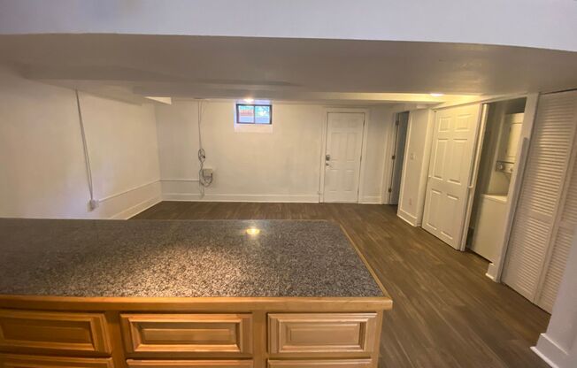 2 beds, 1 bath, $1,295, Unit 1924 South Columbine Street