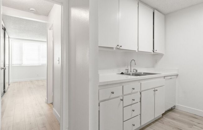 1 bed, 1 bath, 690 sqft, $1,995, Unit 075
