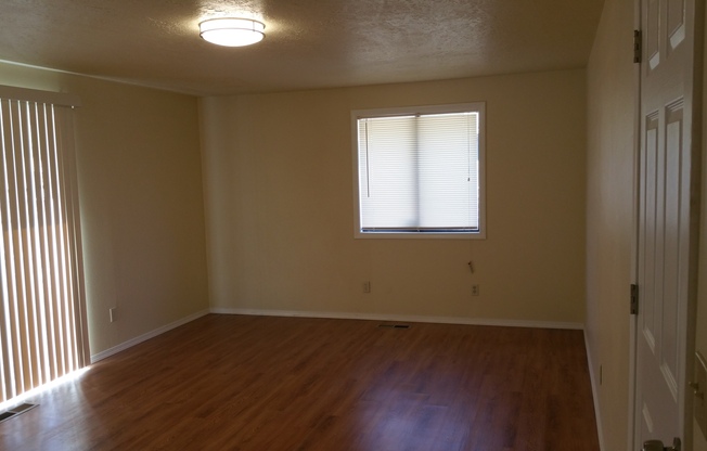 Beautiful 3 Bedroom, 2 bathroom House in Great Quiet Neighborhood.