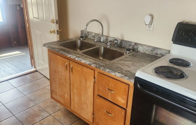 1633 W Main St - (Duplex)