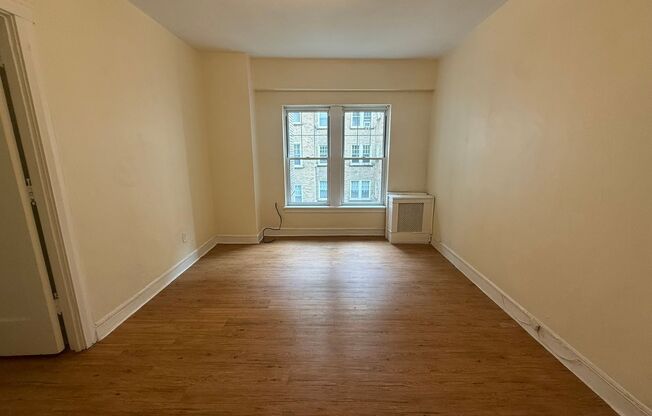1 bed, 1 bath, 769 sqft, $1,475, Unit Old King Edward 44