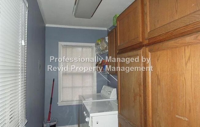 Large 4 Bedroom Home near U of M!! (yard care included!)
