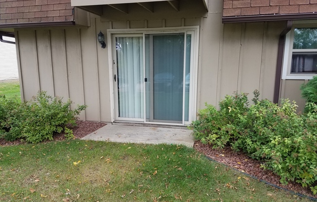 2 beds, 1 bath, $855, Unit 2F