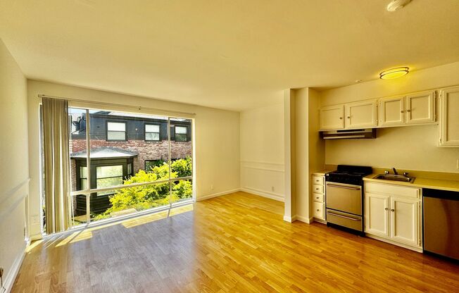 Pacific Heights: Sunny Studio Located One Block from Fillmore w/ Dining Area, Laundry Onsite & Optional Parking