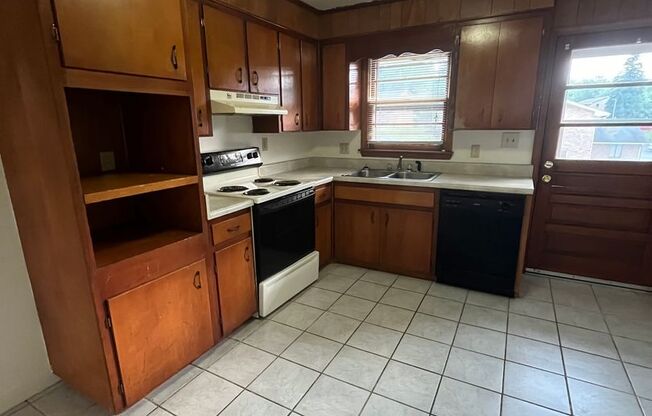 2 beds, 1 bath, 903 sqft, $1,140, Unit M-3