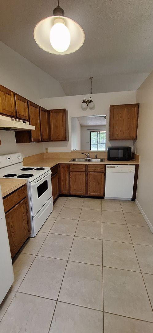 2 beds, 2 baths, 1,100 sqft, $1,850, Unit 1