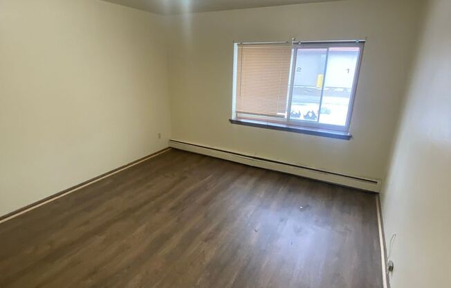 1 bed, 1 bath, 700 sqft, $899, Unit Custer-201