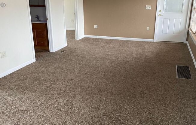 2 beds, 1 bath, $900