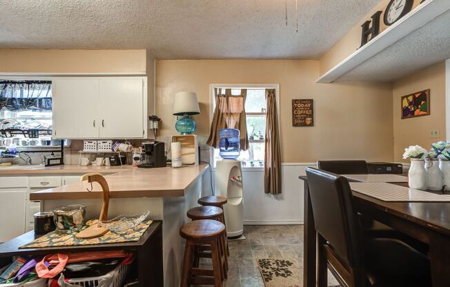 3 beds, 1 bath, $1,100