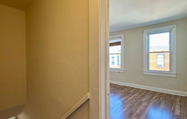 Charming 2 Bedroom/1 Bathroom Townhome in Ellwood Park–Monument neighborhood!