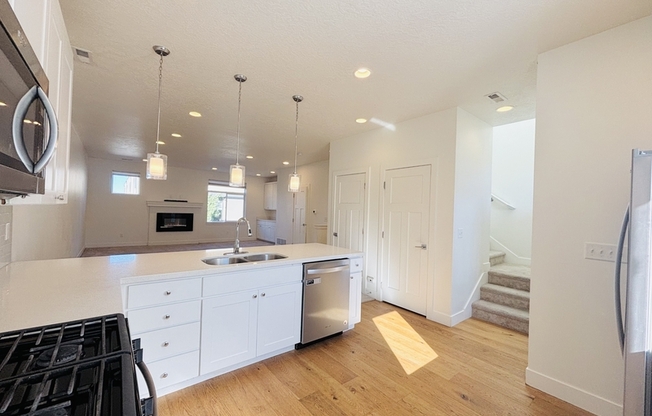 3883 KOMENDA CT